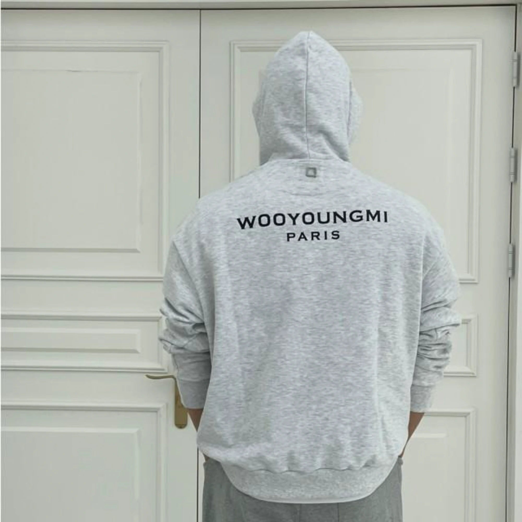 우영미 백로고 후드 티셔츠 착용 이미지