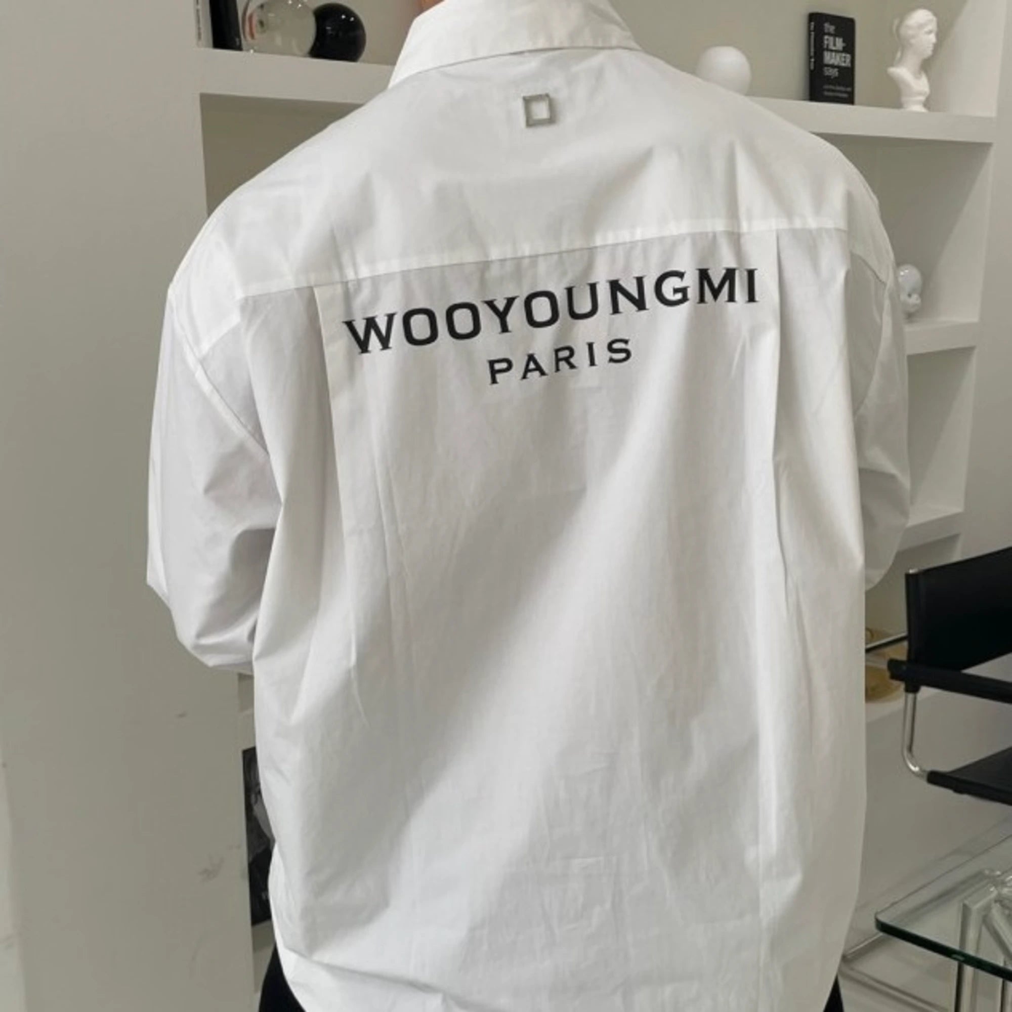 우영미 백로고 셔츠 착용 이미지