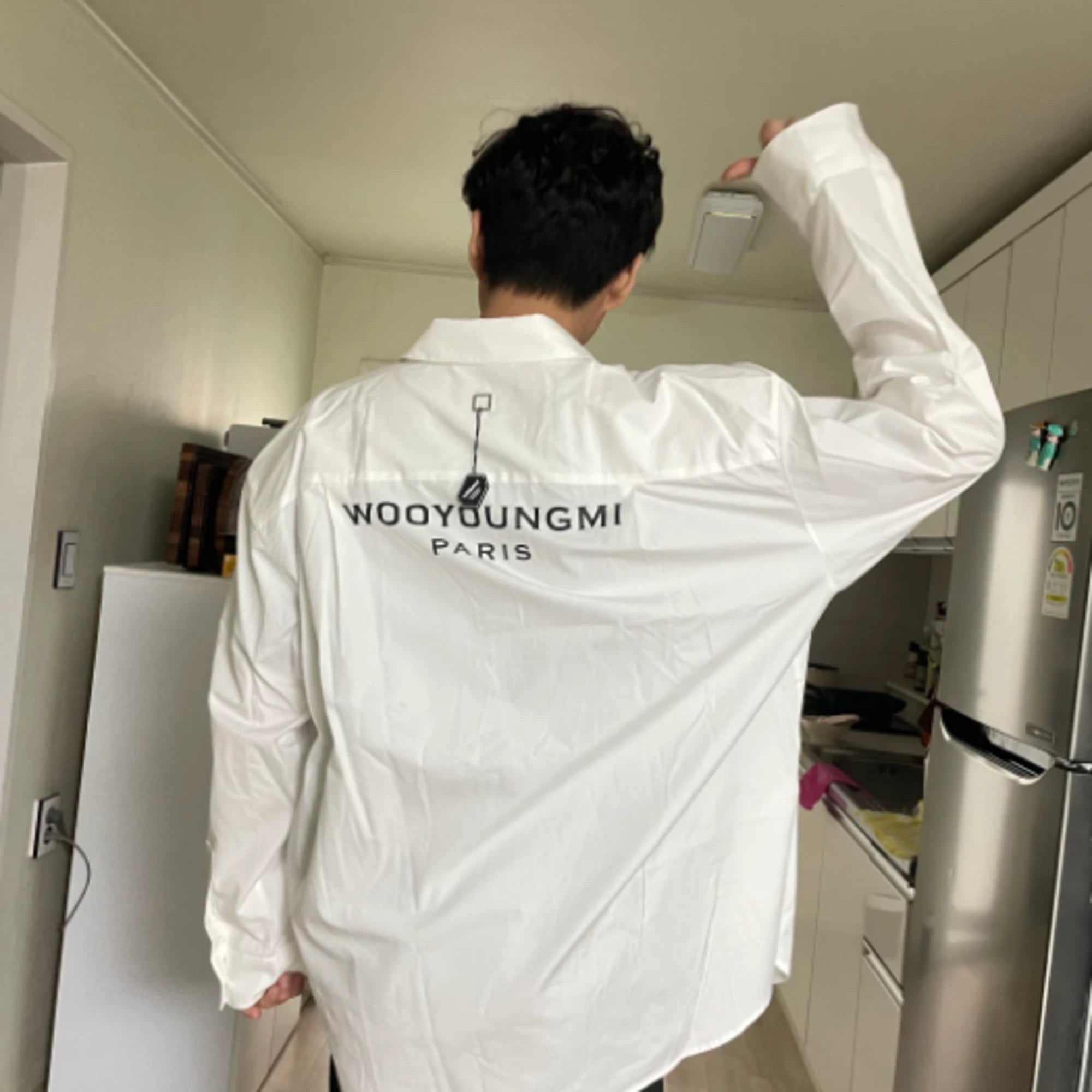 우영미 백로고 셔츠 착용 이미지