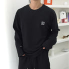 우영미 백로고 긴팔 티셔츠 착용 이미지