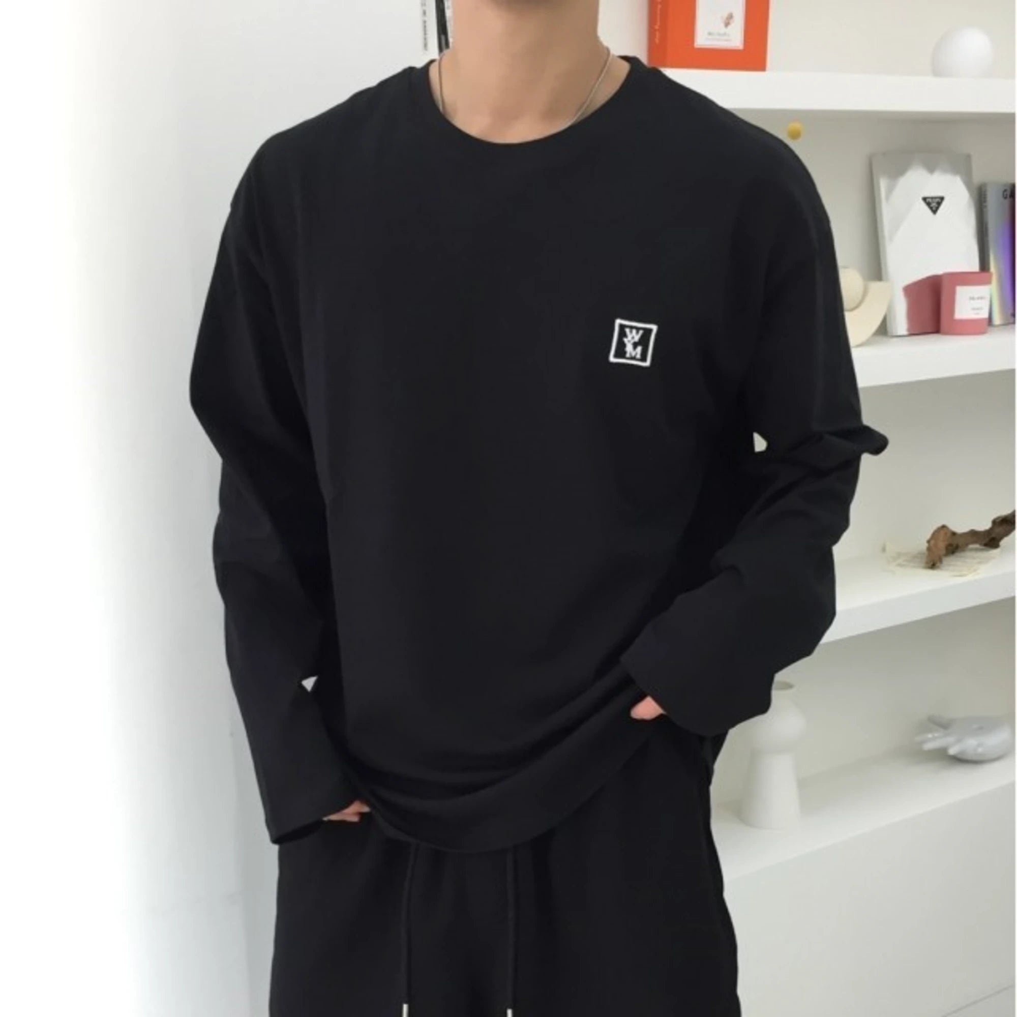 우영미 백로고 긴팔 티셔츠 착용 이미지