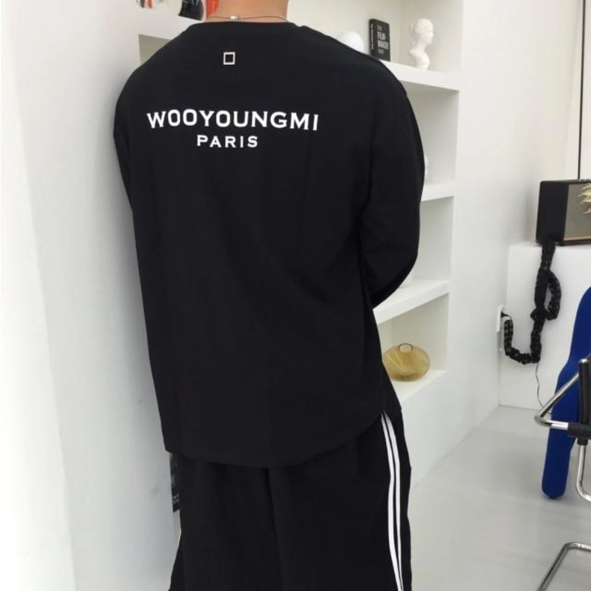 우영미 백로고 긴팔 티셔츠 착용 이미지