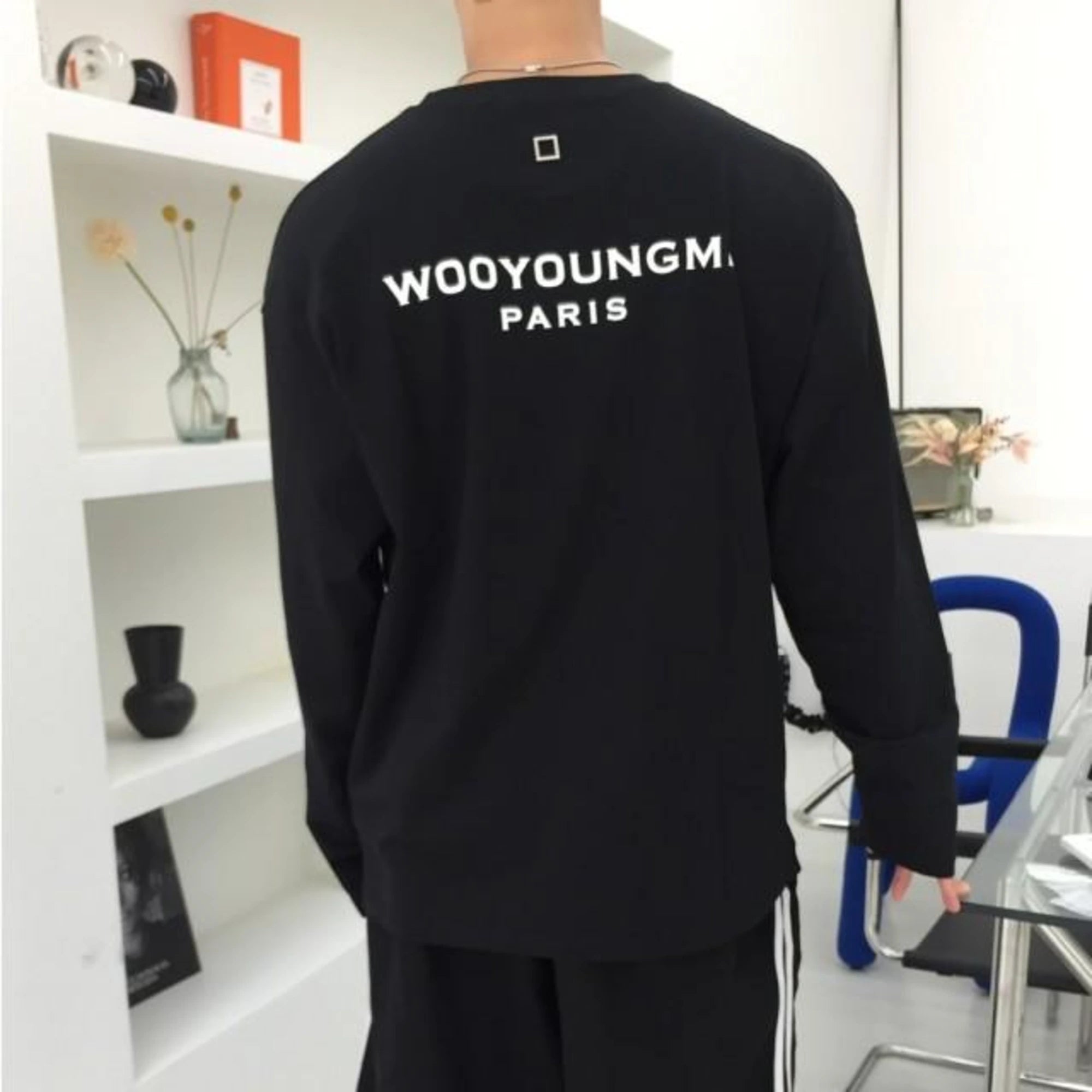 우영미 백로고 긴팔 티셔츠 착용 이미지