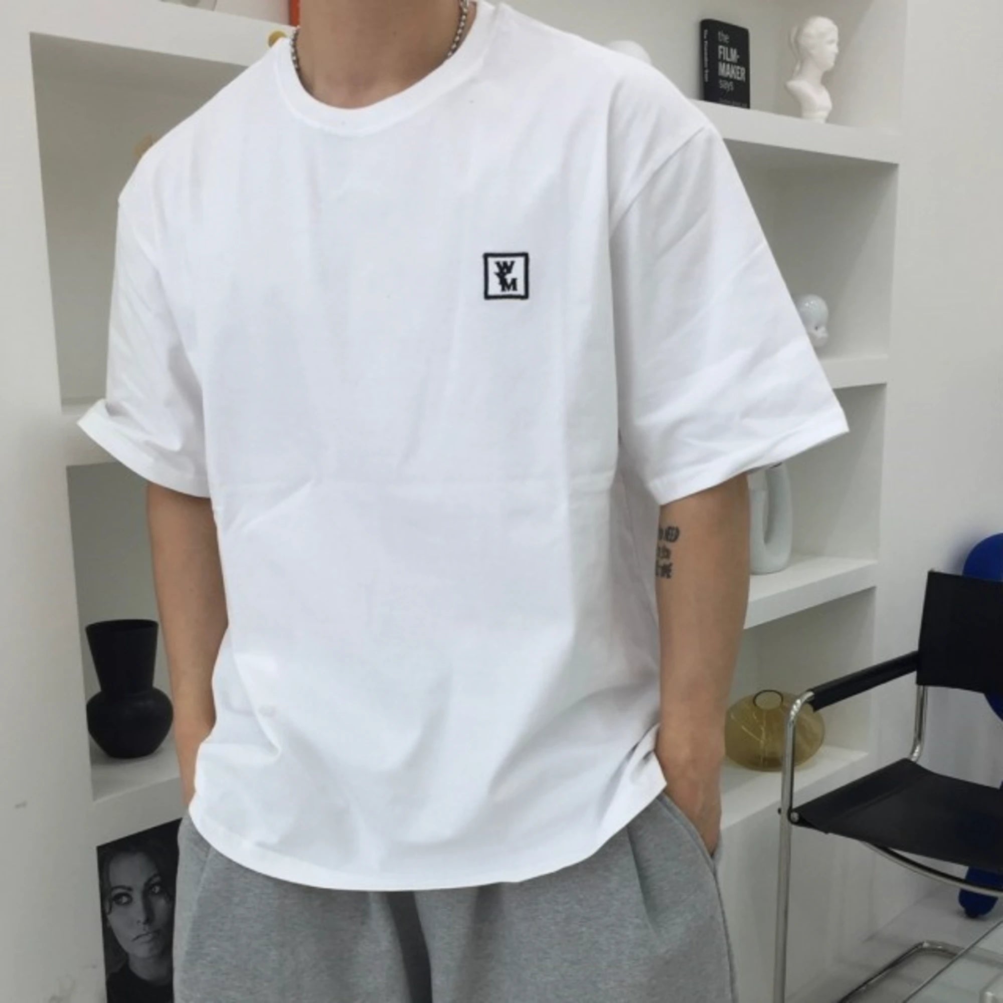우영미 백로고 반팔 티셔츠 착용 이미지