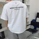 우영미 백로고 반팔 티셔츠 착용 이미지