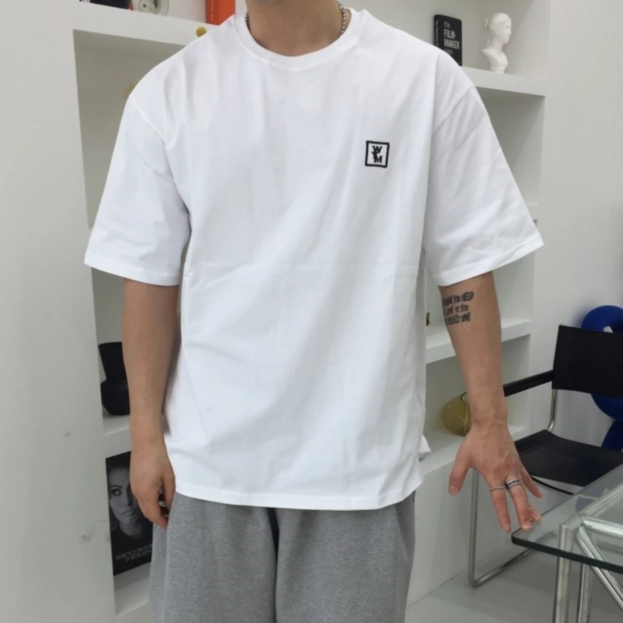 우영미 백로고 반팔 티셔츠 착용 이미지
