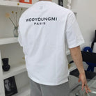 우영미 백로고 반팔 티셔츠 착용 이미지