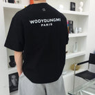 우영미 백로고 반팔 티셔츠 착용 이미지