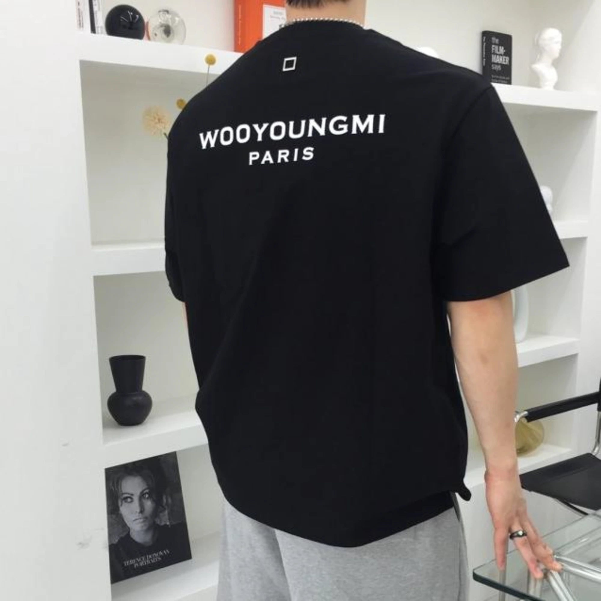 우영미 백로고 반팔 티셔츠 착용 이미지