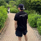 우영미 백로고 반팔 티셔츠 착용 이미지