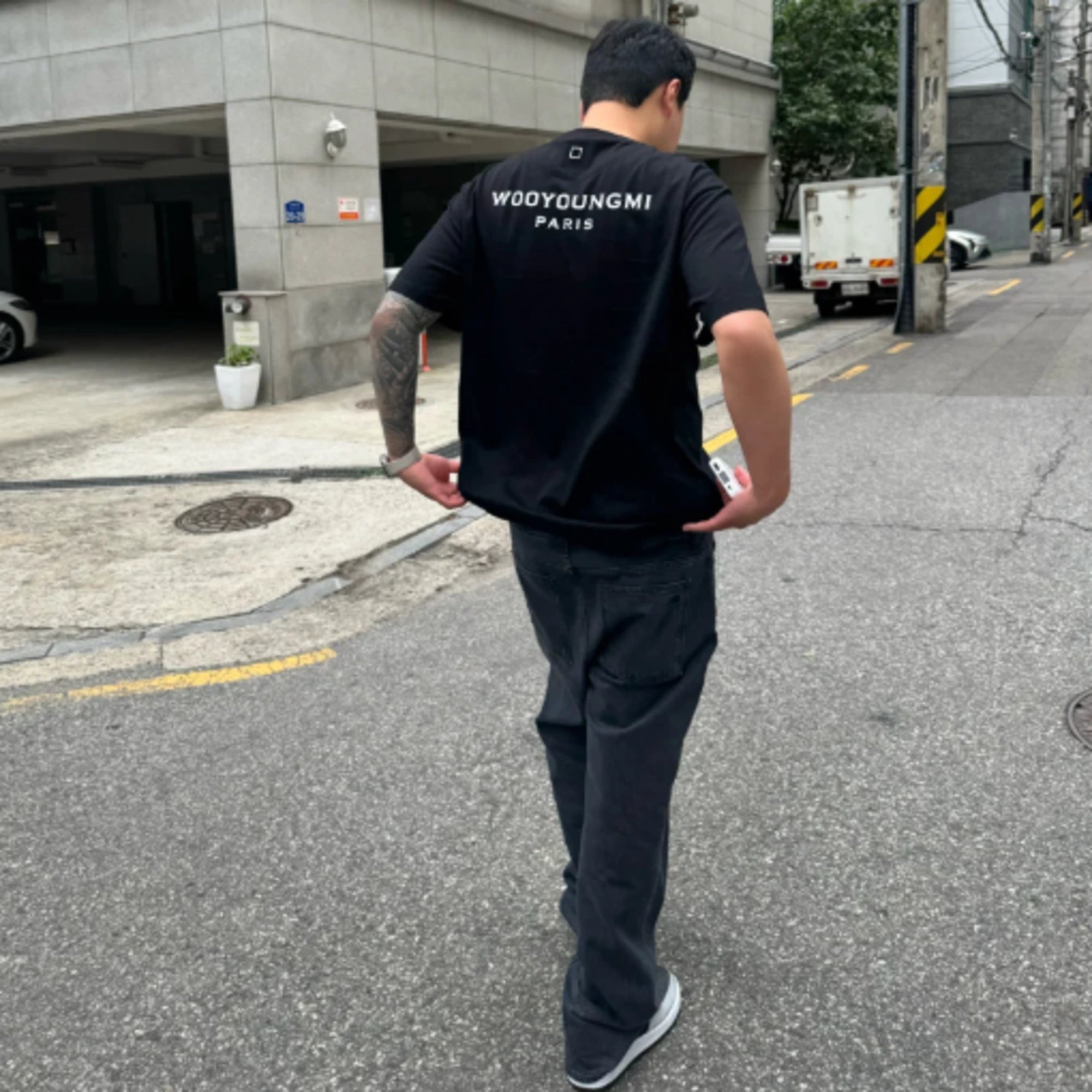 우영미 백로고 반팔 티셔츠 착용 이미지