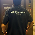 우영미 백로고 반팔 티셔츠 착용 이미지