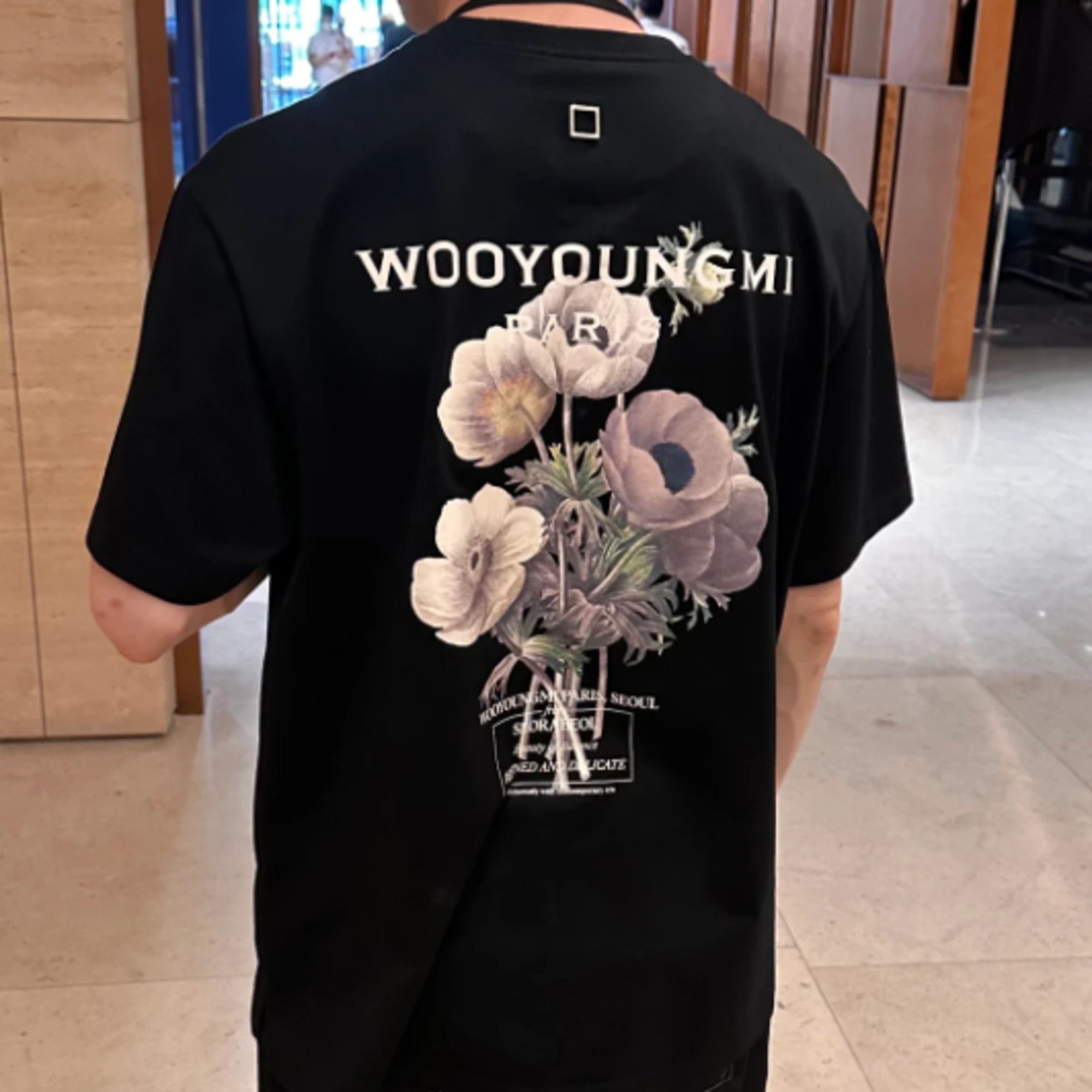 우영미 플라워 백로고 반팔 티셔츠 W233TS06708B
