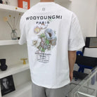 우영미 플라워 백로고 반팔 티셔츠 W233TS06708B 착용 이미지
