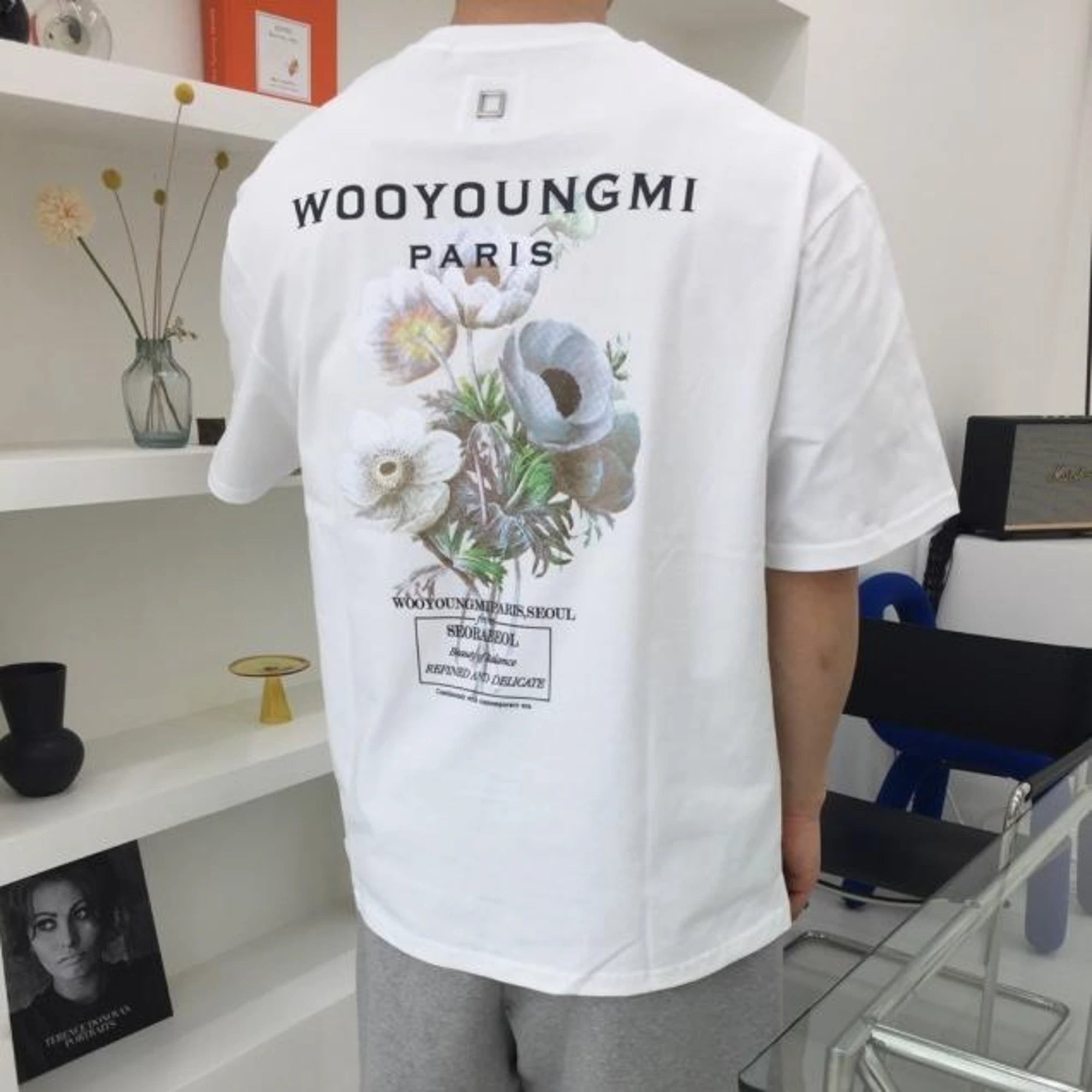 우영미 플라워 백로고 반팔 티셔츠 W233TS06708B 착용 이미지