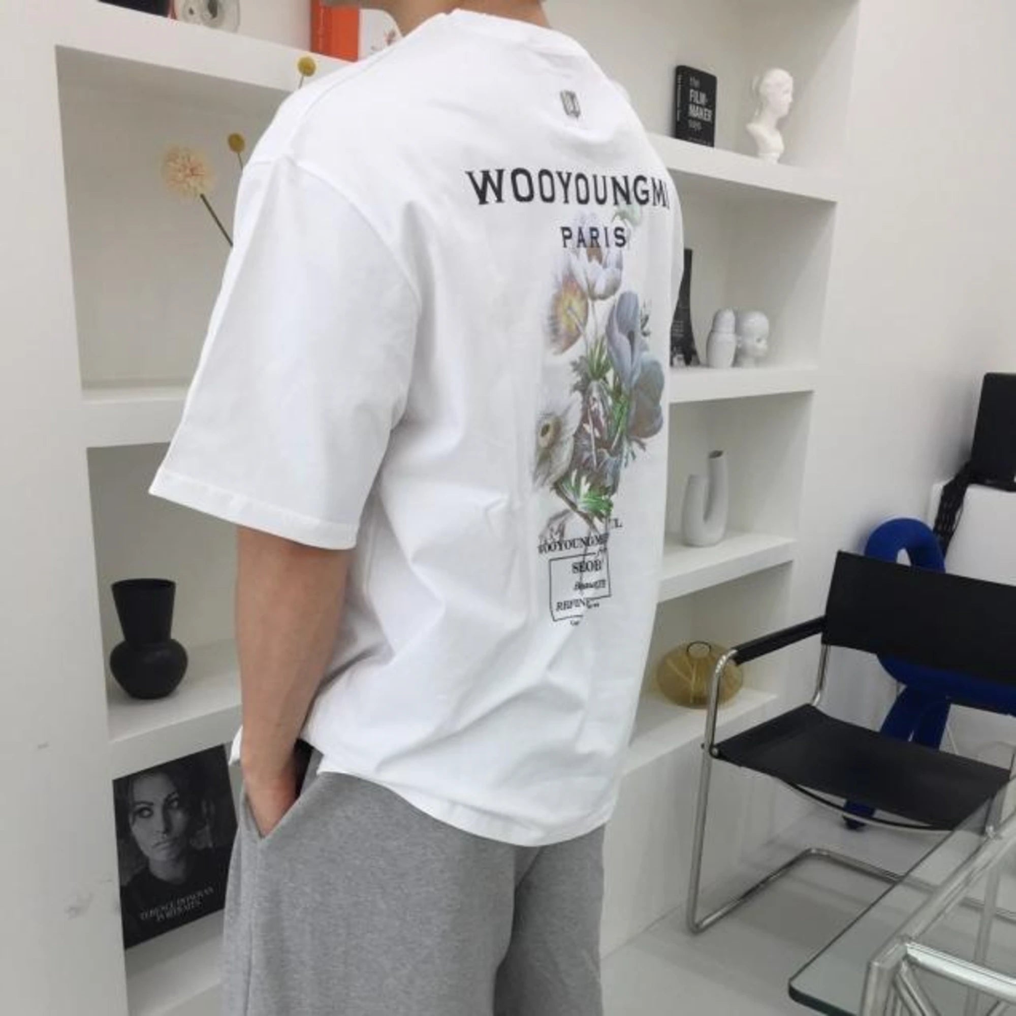 우영미 플라워 백로고 반팔 티셔츠 W233TS06708B 착용 이미지