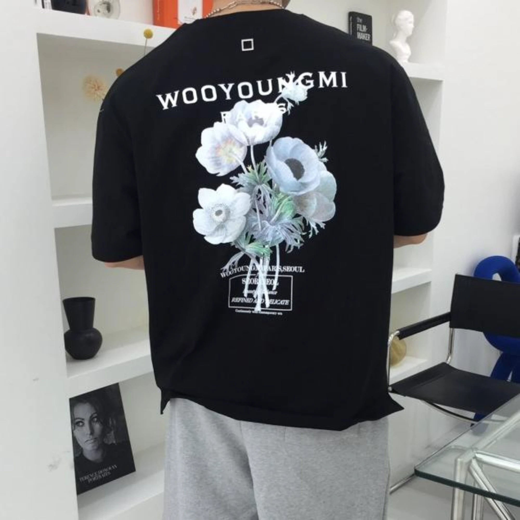 우영미 플라워 백로고 반팔 티셔츠 W233TS06708B 착용 이미지