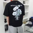 우영미 플라워 백로고 반팔 티셔츠 W233TS06708B 착용 이미지