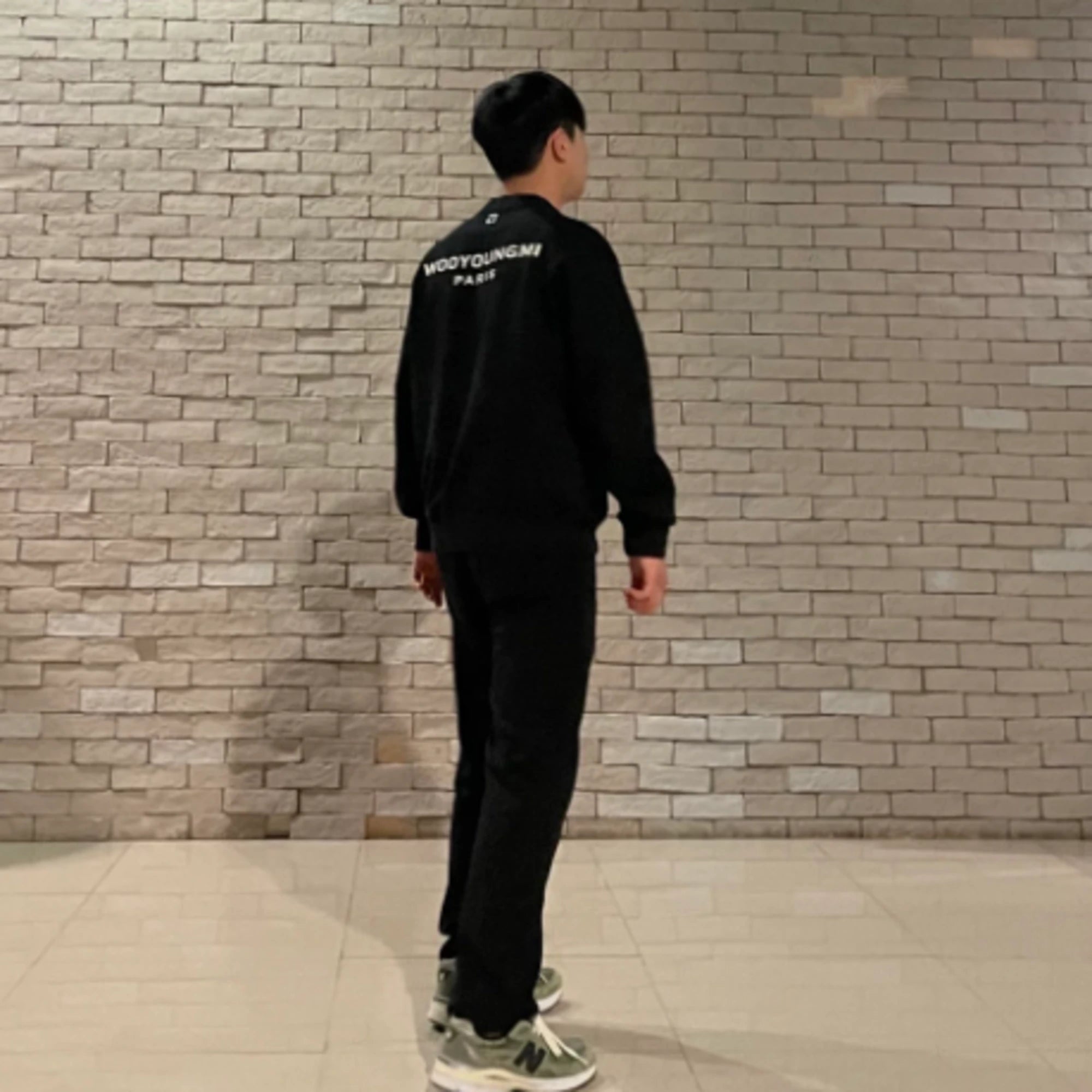 우영미 백로고 맨투맨 착용 이미지