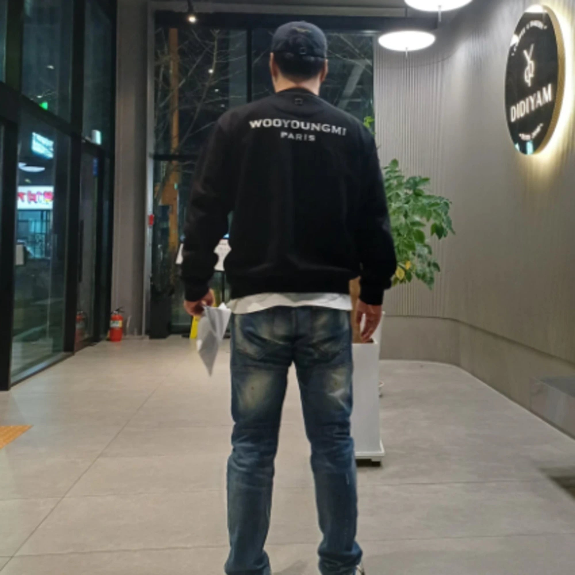 우영미 백로고 맨투맨 착용 이미지