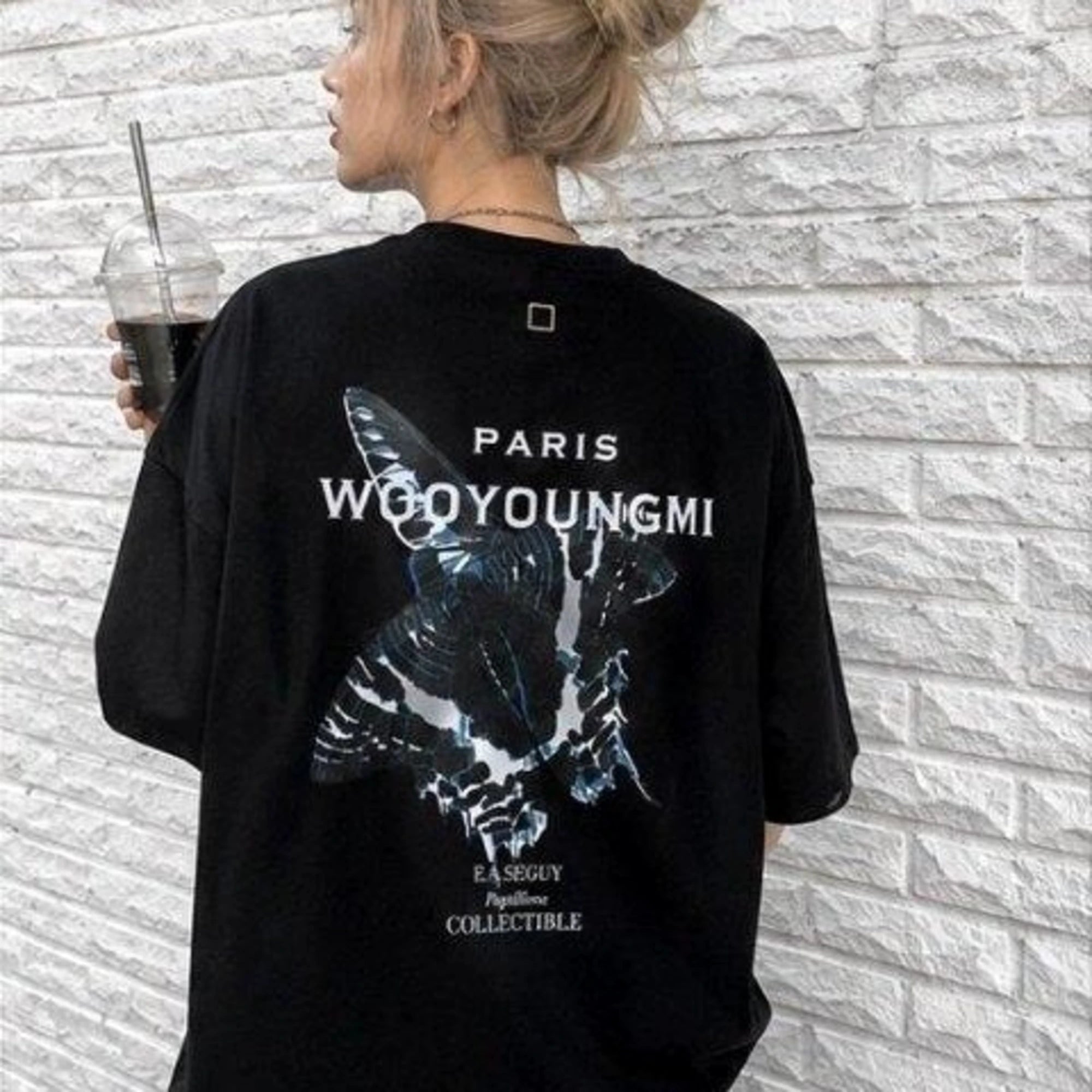 우영미 나비 백로고 반팔 티셔츠 착용 이미지