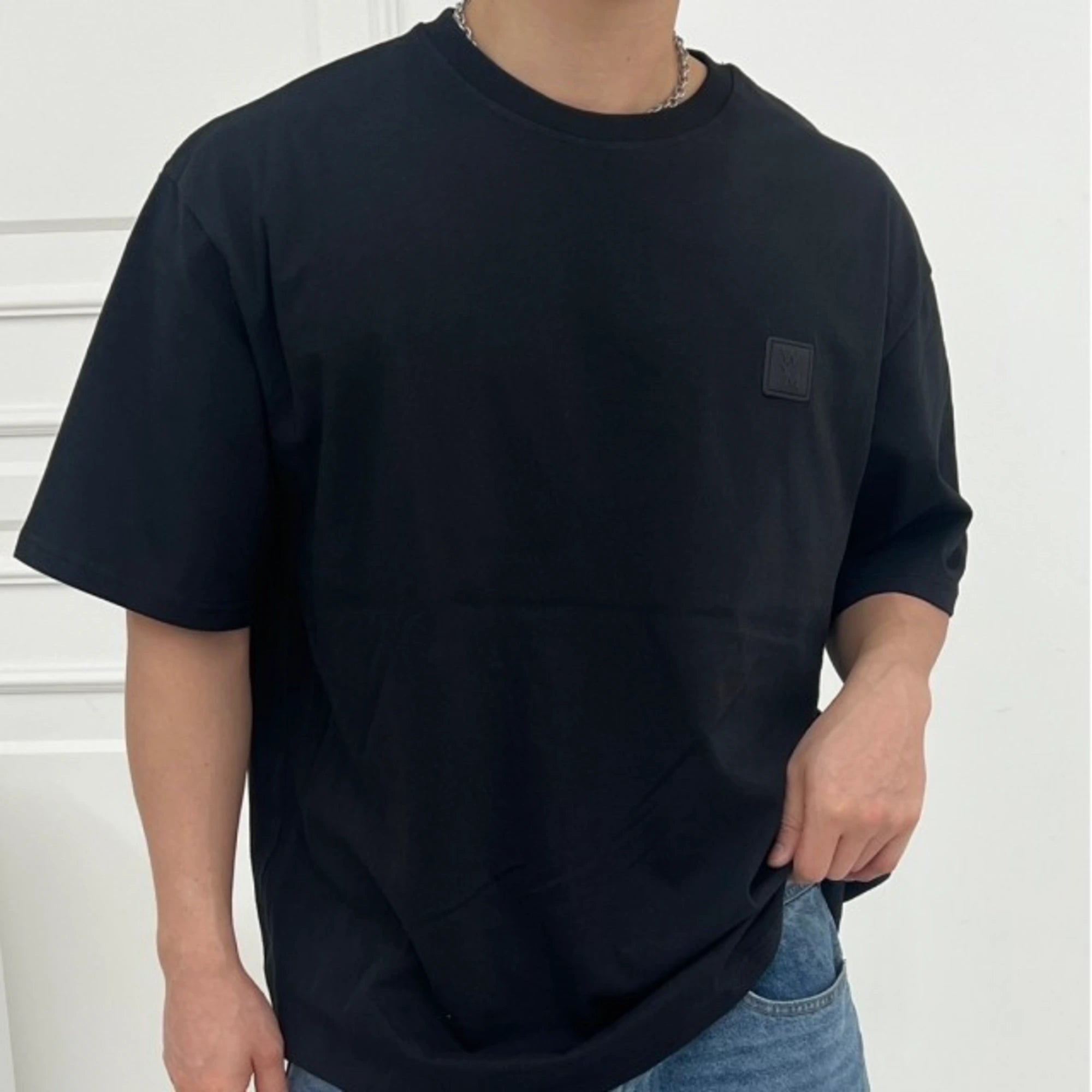 우영미 시티 그래픽 반팔 티셔츠 착용 이미지