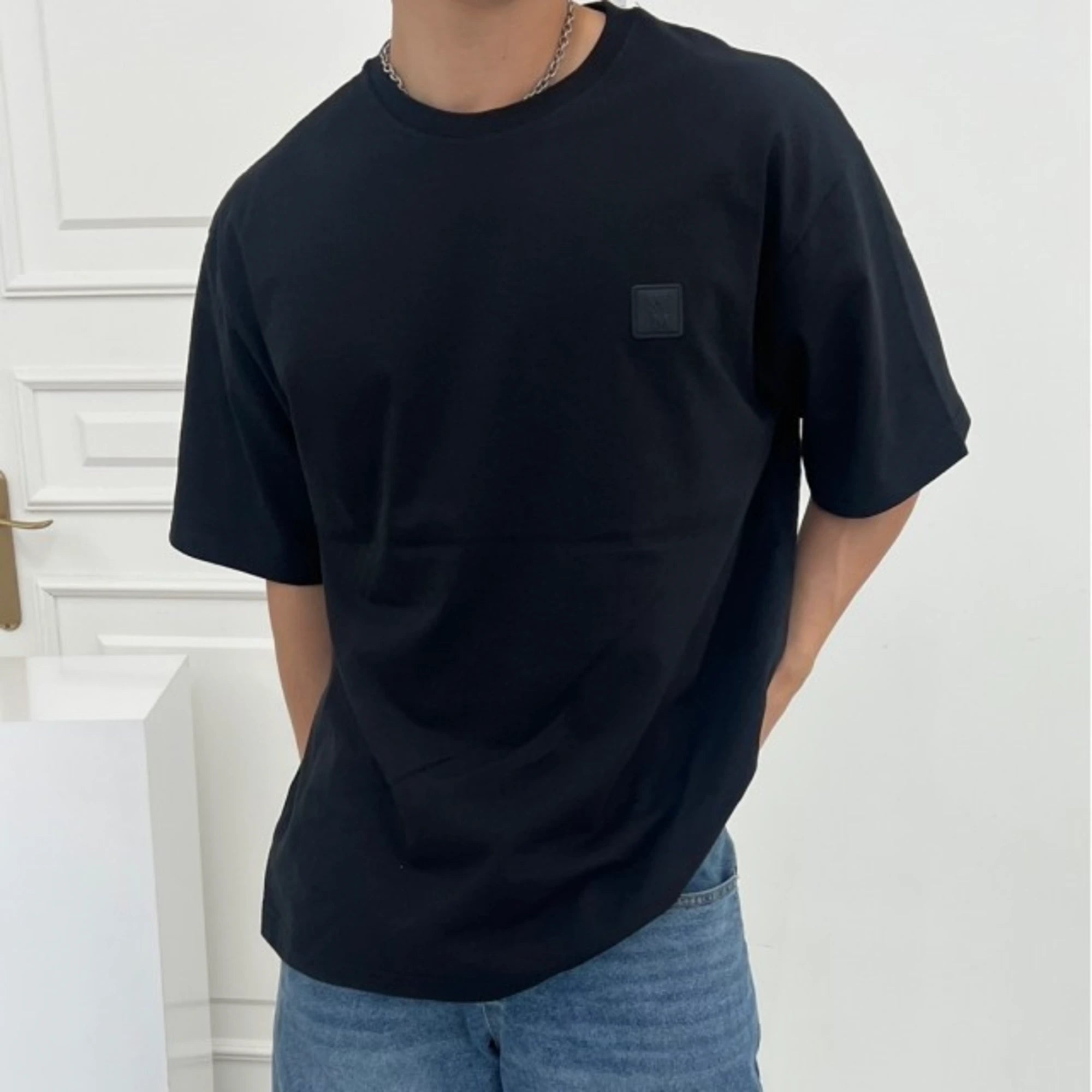 우영미 시티 그래픽 반팔 티셔츠 착용 이미지