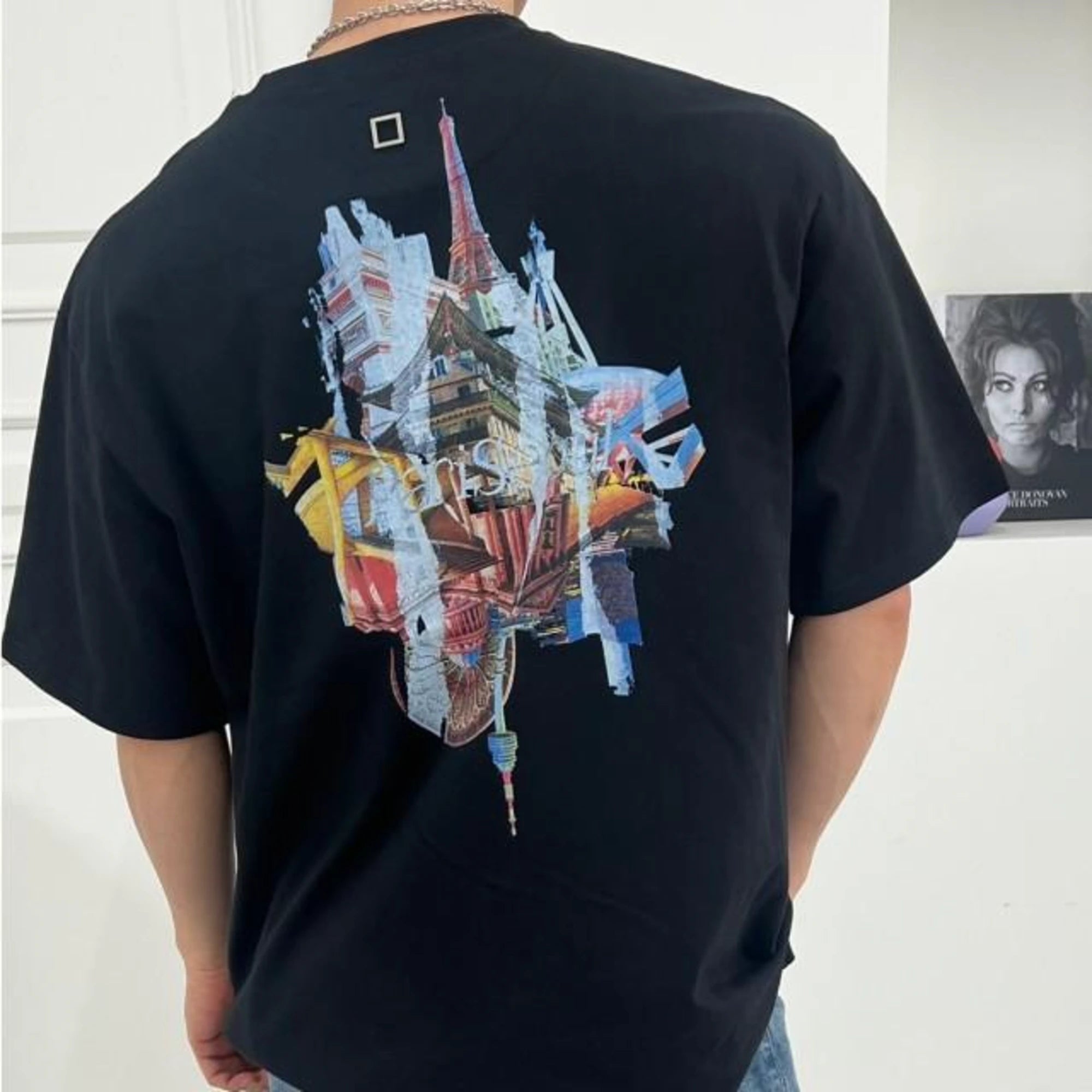 우영미 시티 그래픽 반팔 티셔츠 착용 이미지
