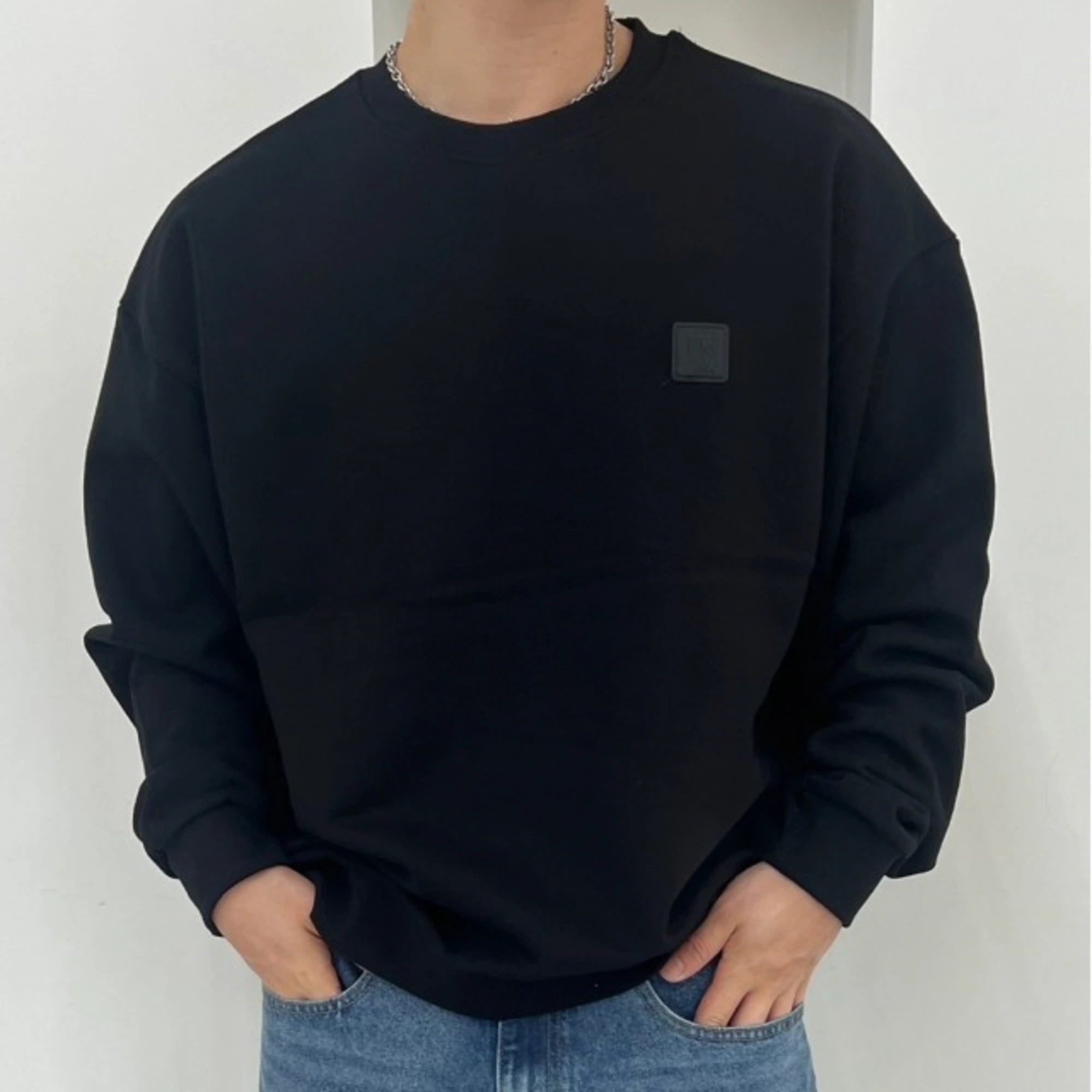우영미 시티 그래픽 맨투맨 착용 이미지