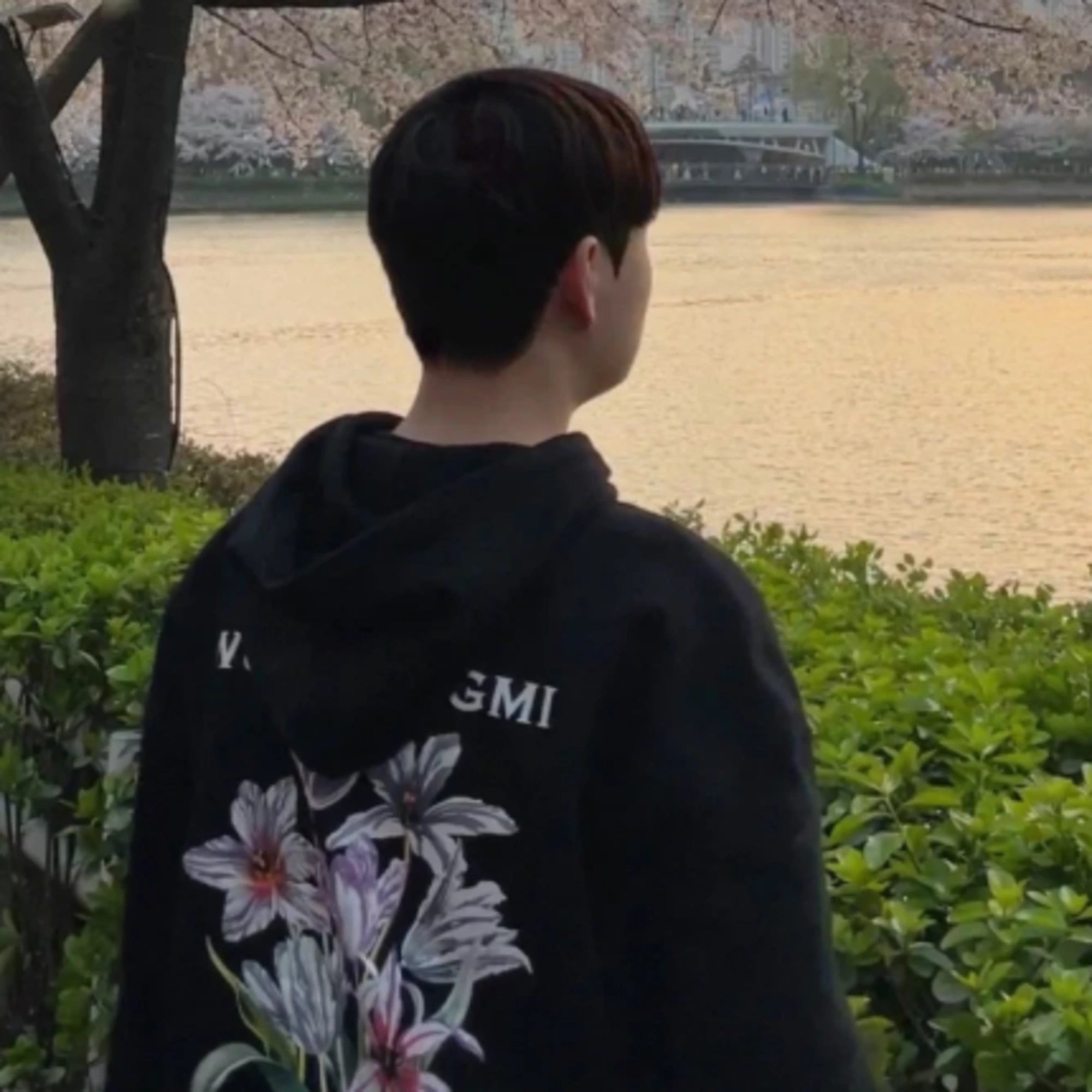 우영미 플라워 백로고 후드 티셔츠 착용 이미지