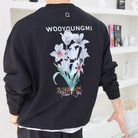 우영미 플라워 백로고 맨투맨 착용 이미지