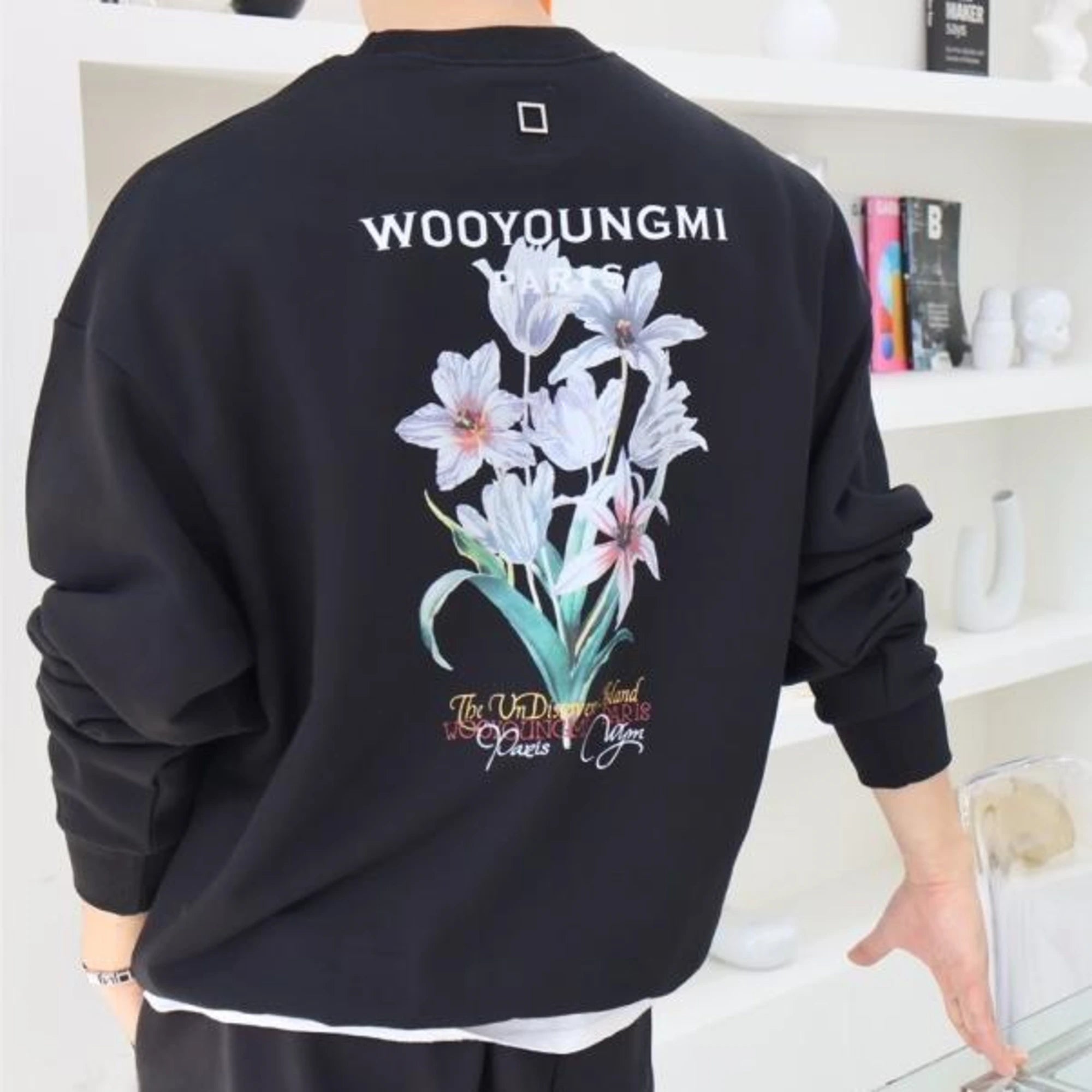 우영미 플라워 백로고 맨투맨 착용 이미지