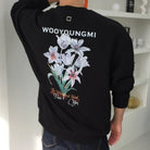 우영미 플라워 백로고 맨투맨 착용 이미지