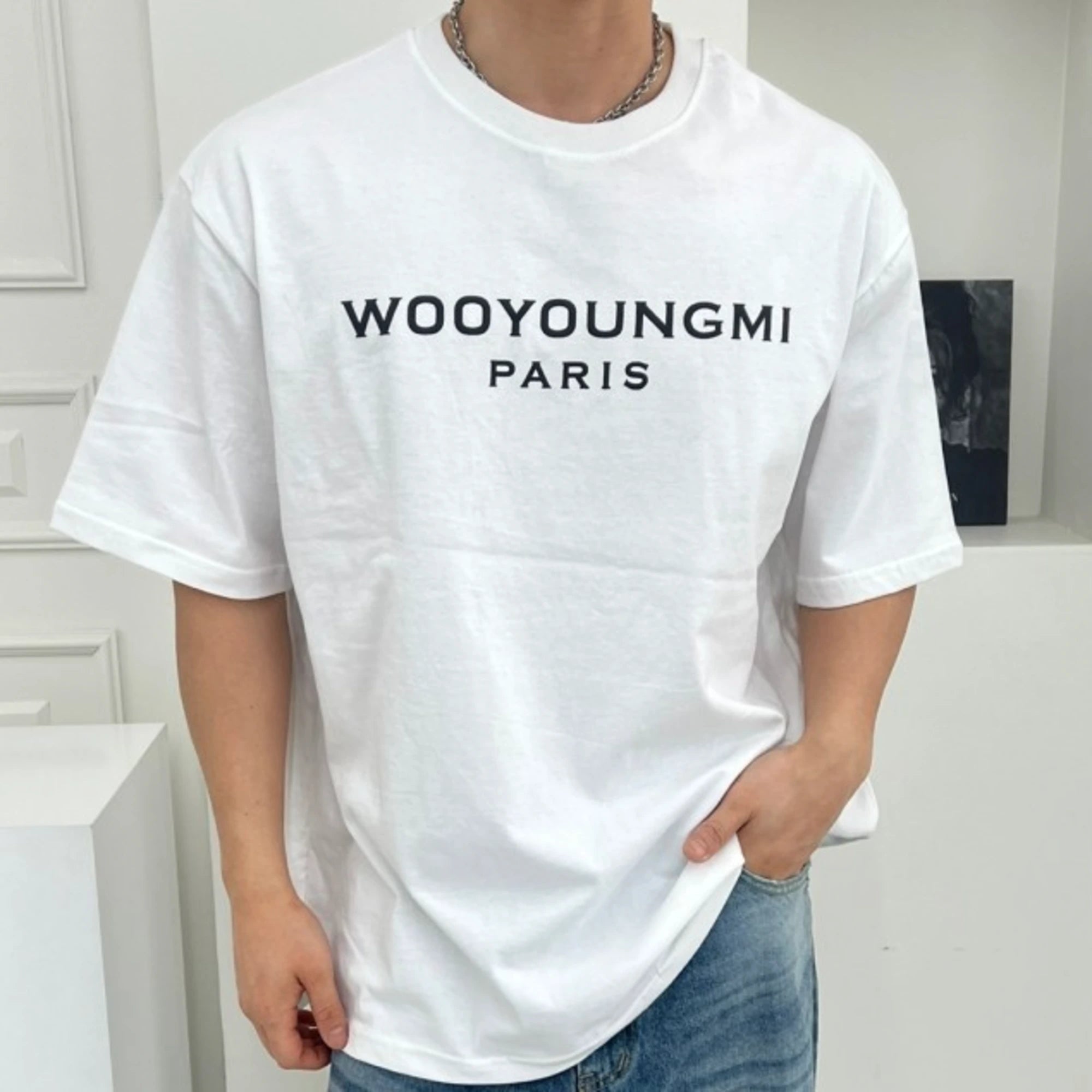 우영미 프론트 로고 반팔 티셔츠 착용 이미지