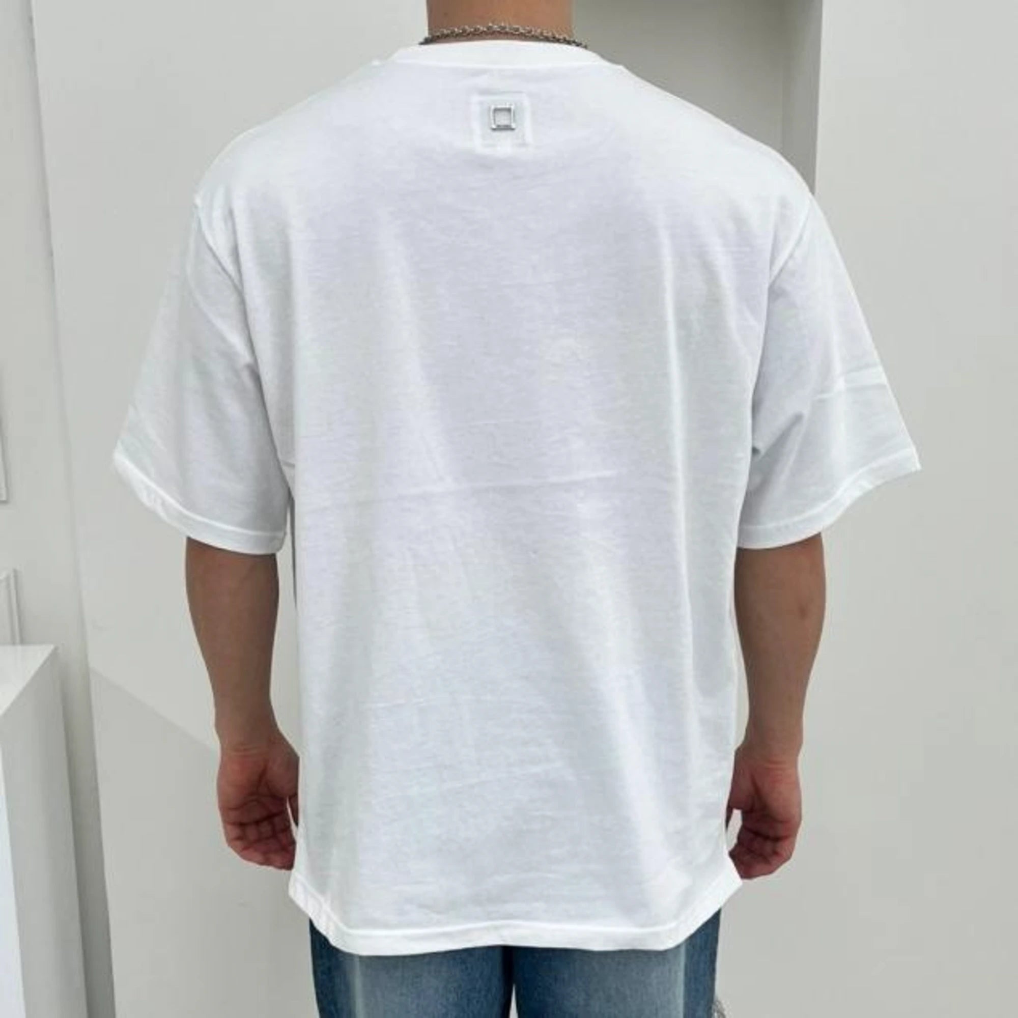 우영미 프론트 로고 반팔 티셔츠 착용 이미지