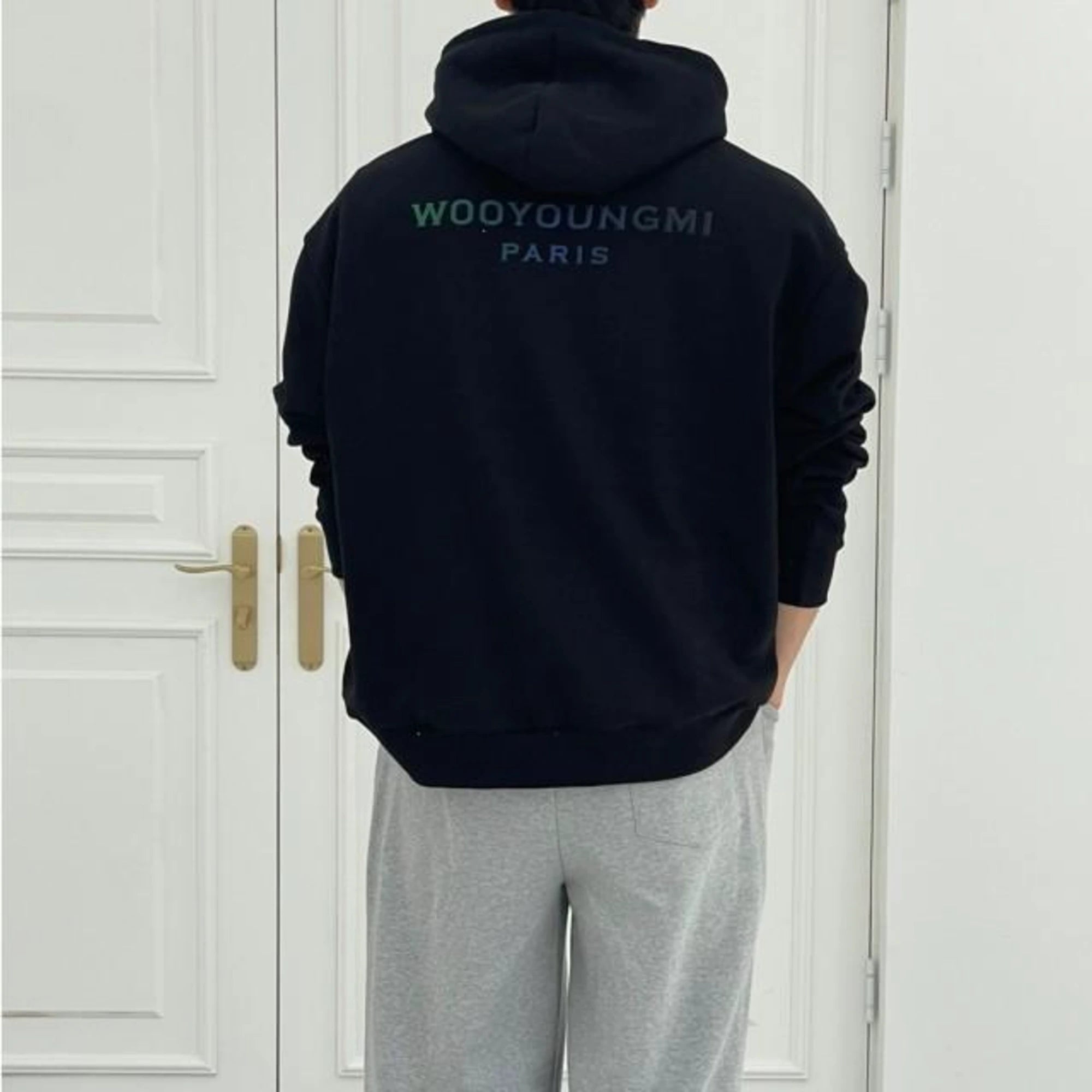 우영미 그라데이션 엠보싱 백로고 후드 티셔츠 착용 이미지