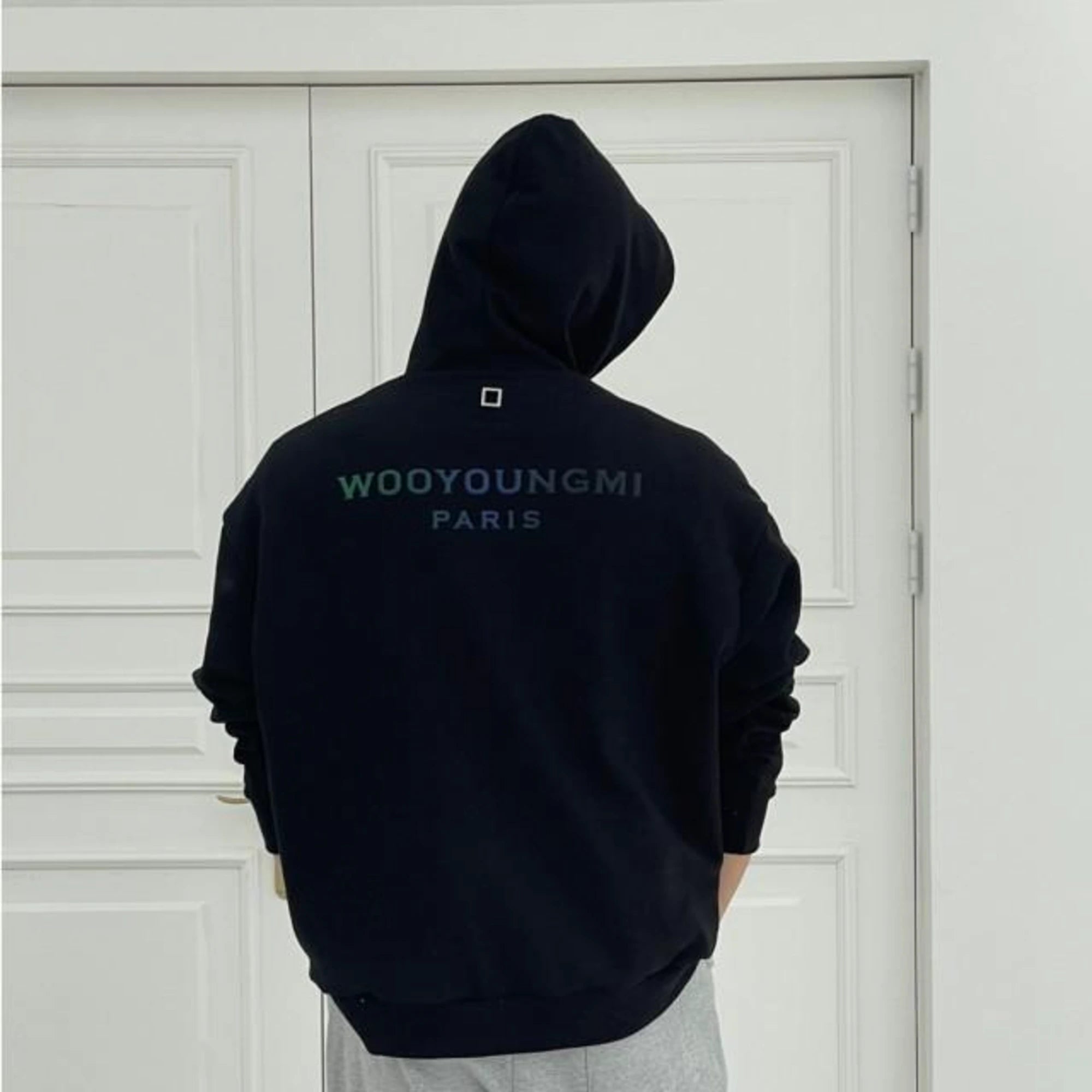 우영미 그라데이션 엠보싱 백로고 후드 티셔츠 착용 이미지
