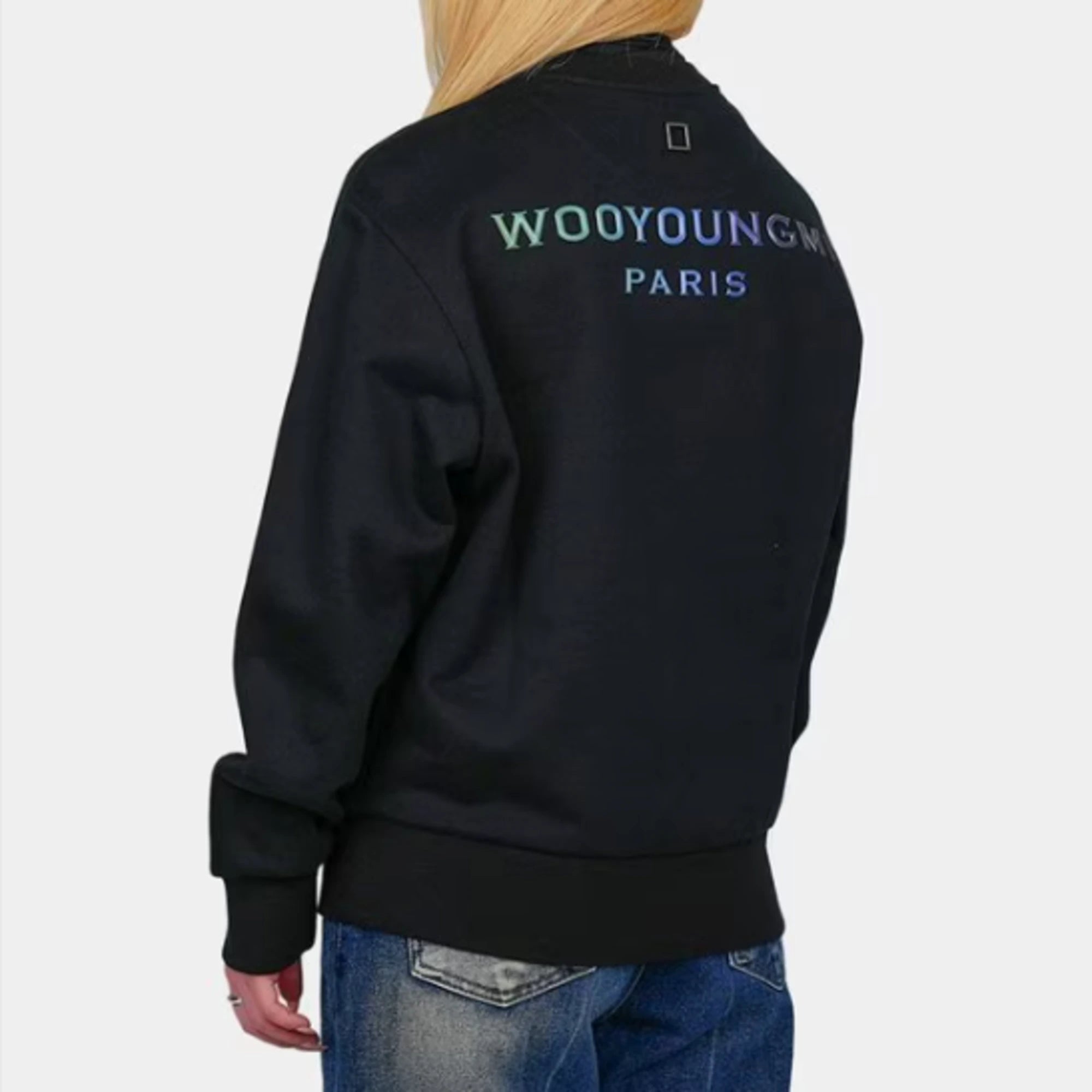 우영미 그라데이션 엠보싱 백로고 맨투맨