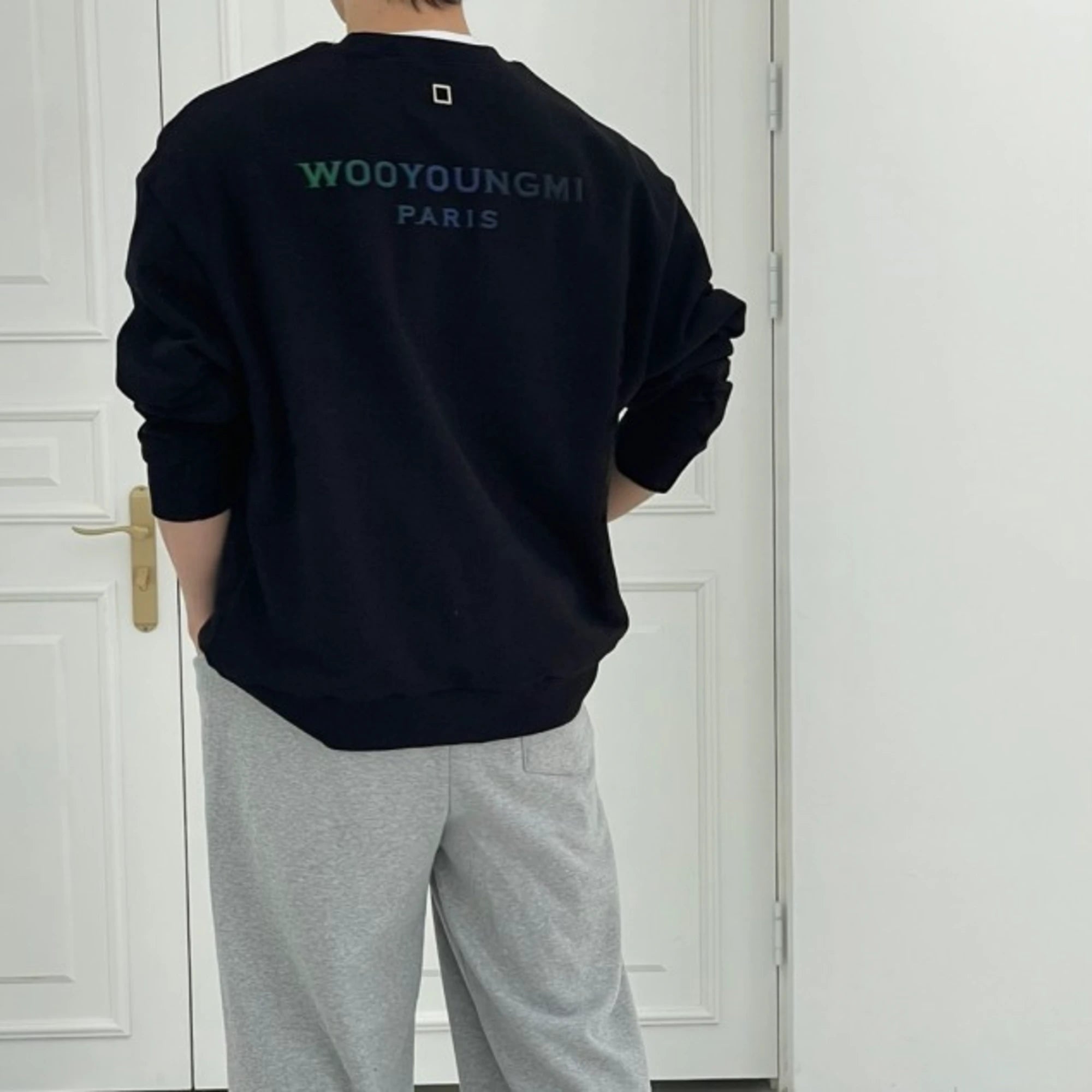 우영미 그라데이션 엠보싱 백로고 맨투맨 착용 이미지
