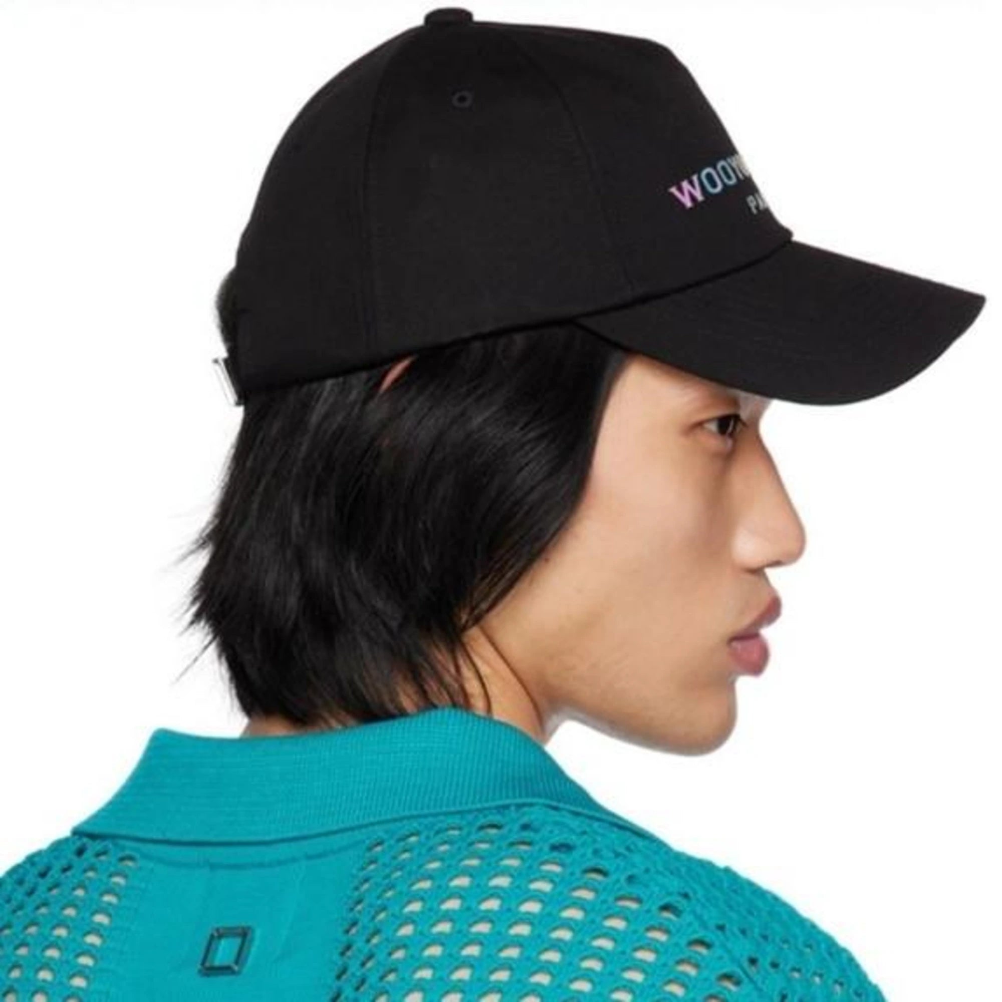 우영미 렌티큘러 엠브로이드 볼 캡 착용 이미지