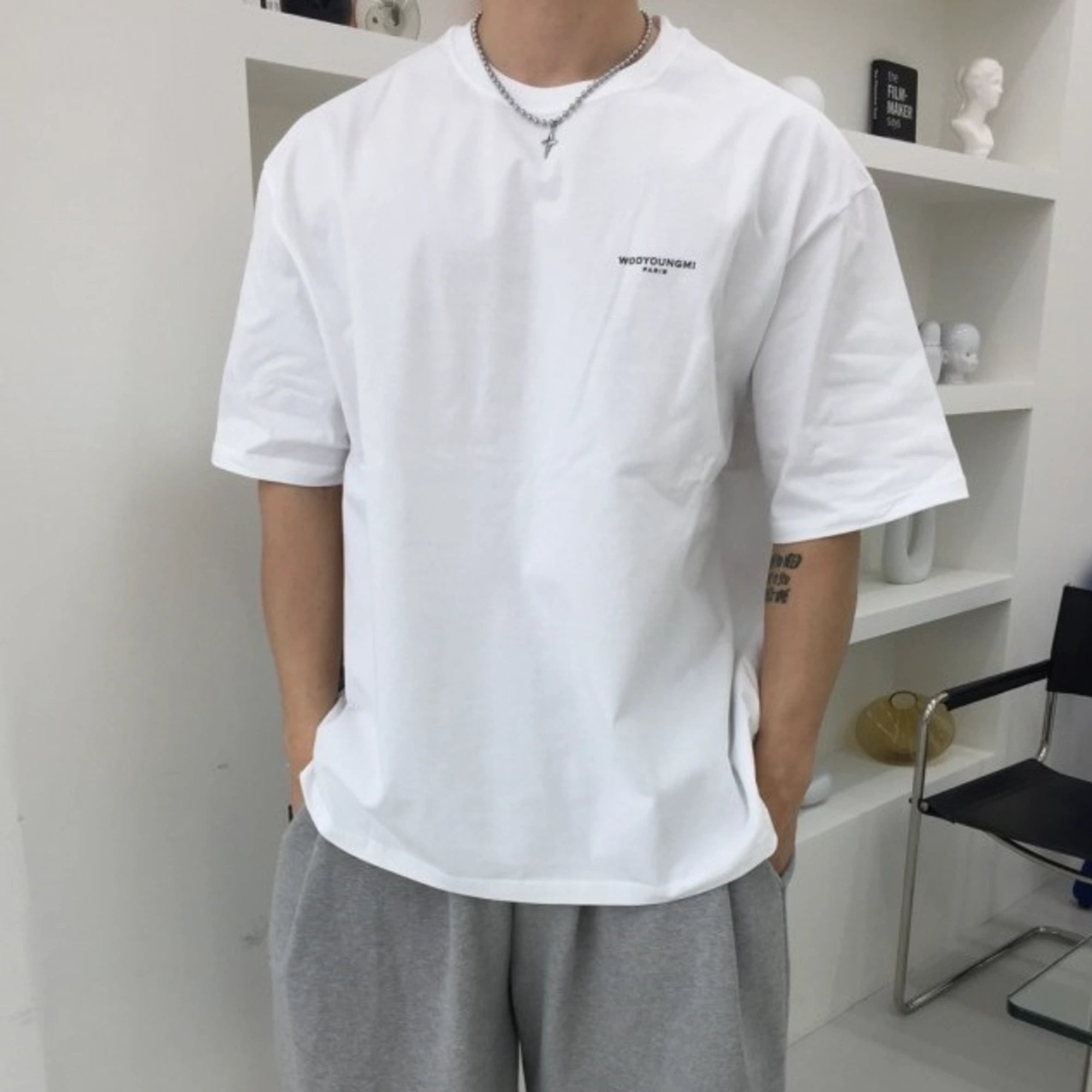 우영미 스퀘어 라벨 반팔 티셔츠 착용 이미지