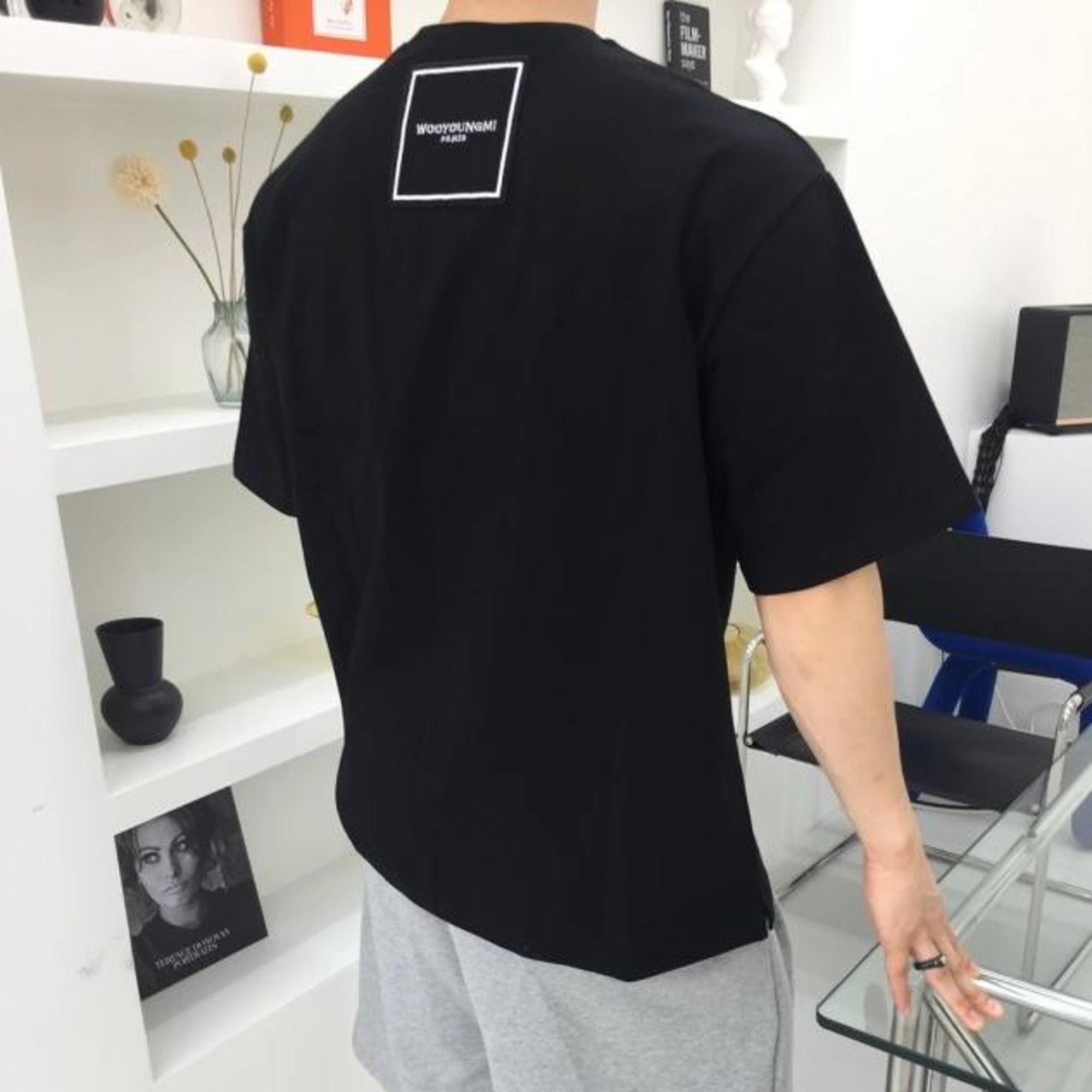 우영미 스퀘어 라벨 반팔 티셔츠 착용 이미지