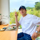 우영미 스퀘어 라벨 반팔 티셔츠 착용 이미지