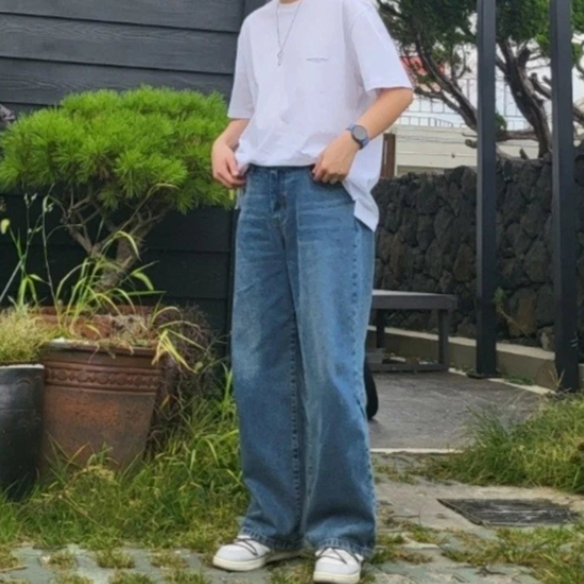우영미 스퀘어 라벨 반팔 티셔츠 착용 이미지