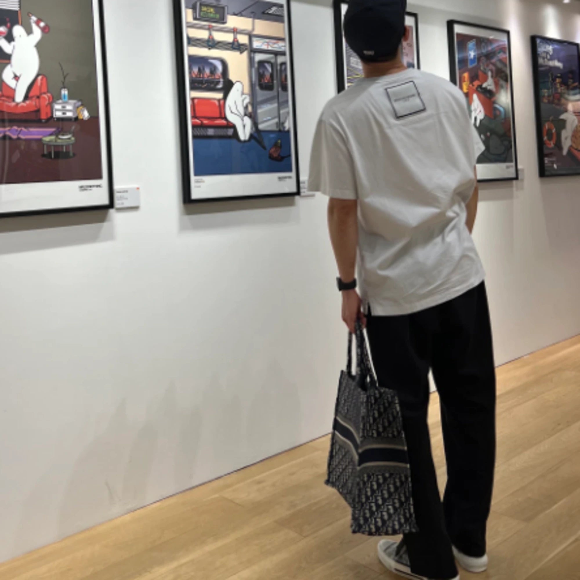 우영미 스퀘어 라벨 반팔 티셔츠 착용 이미지