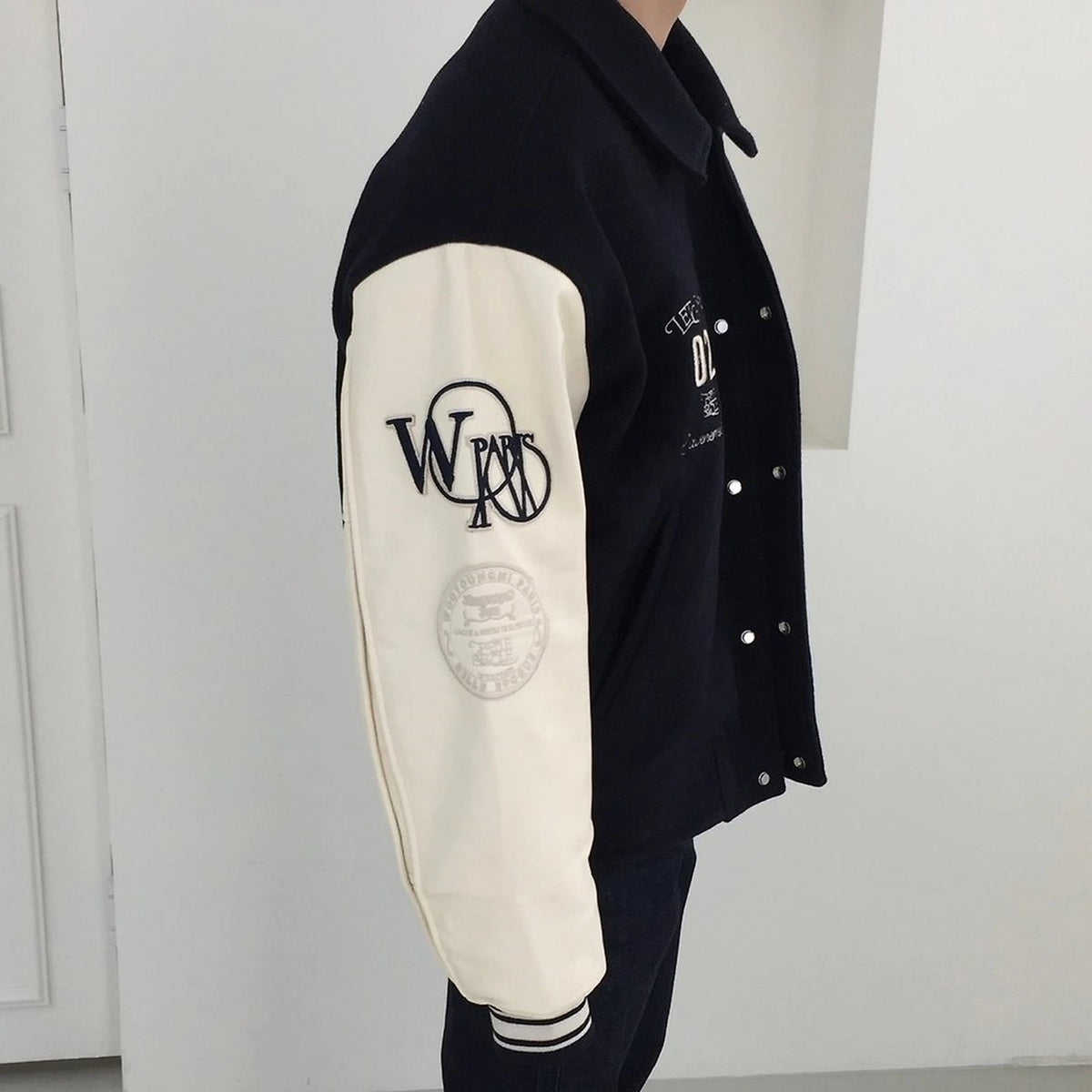 우영미 바시티 재킷 착용 이미지